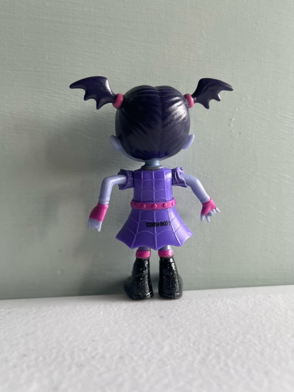 Disney Junior Vampirina Vee Hauntley 3.5" Action Figure love sign glitter dress - Picture 4 of 6